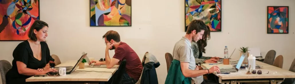 Espace coworking Montpellier moderne avec bureaux partagés
