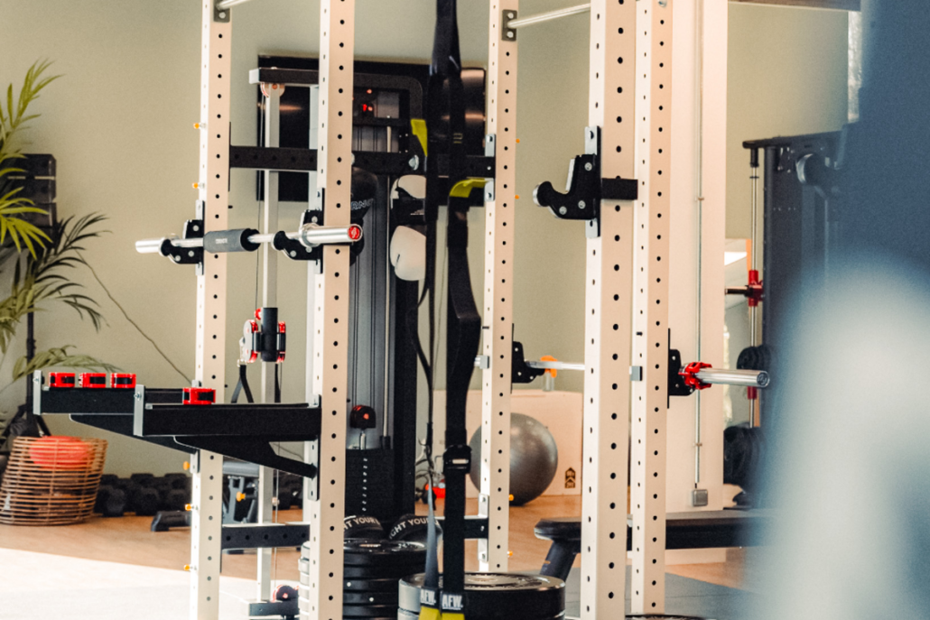 Machine de musculation dans la salle Ethik Sport Club au sein d’un espace de coworking
