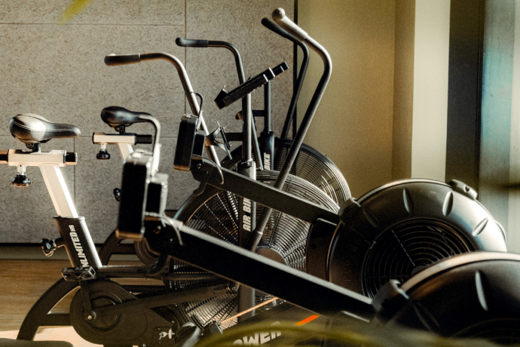 Salle de sport équipée dans un espace de coworking moderne