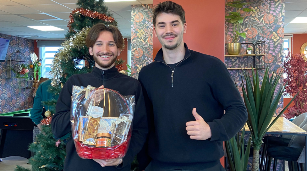 Panier gourmand composé de produits locaux offert lors d’un événement de Noël en coworking